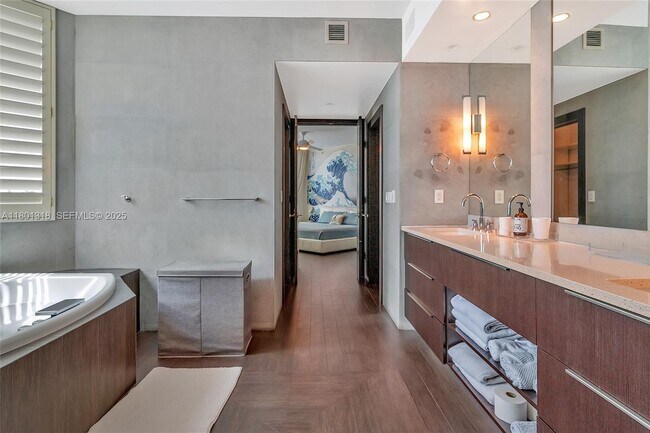 Building Photo - 300 South Pointe Dr