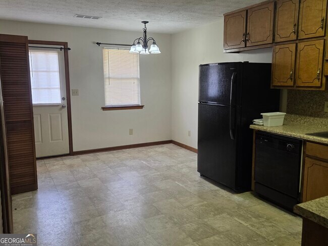 Building Photo - 8437 Pineland Dr