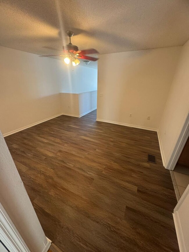 Building Photo - Beautiful 3/2 townhome