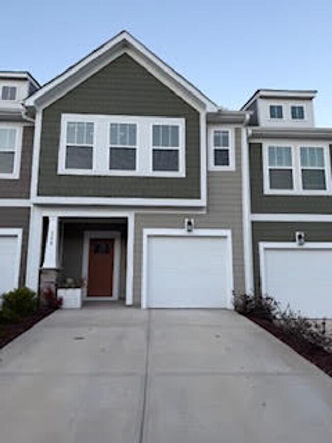 Building Photo - 3 Bed, 2.5 Bath Townhome Available in Greenville
