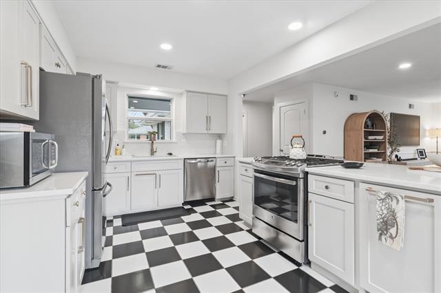 Building Photo - 11631 Saxon St