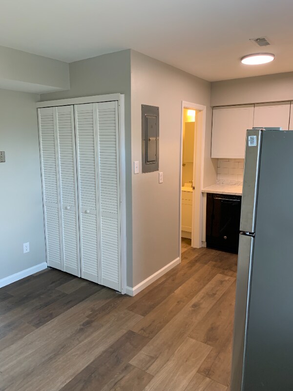 Building Photo - 2 W Academy Dr