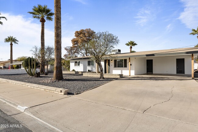 Building Photo - 718 W Vine Ave