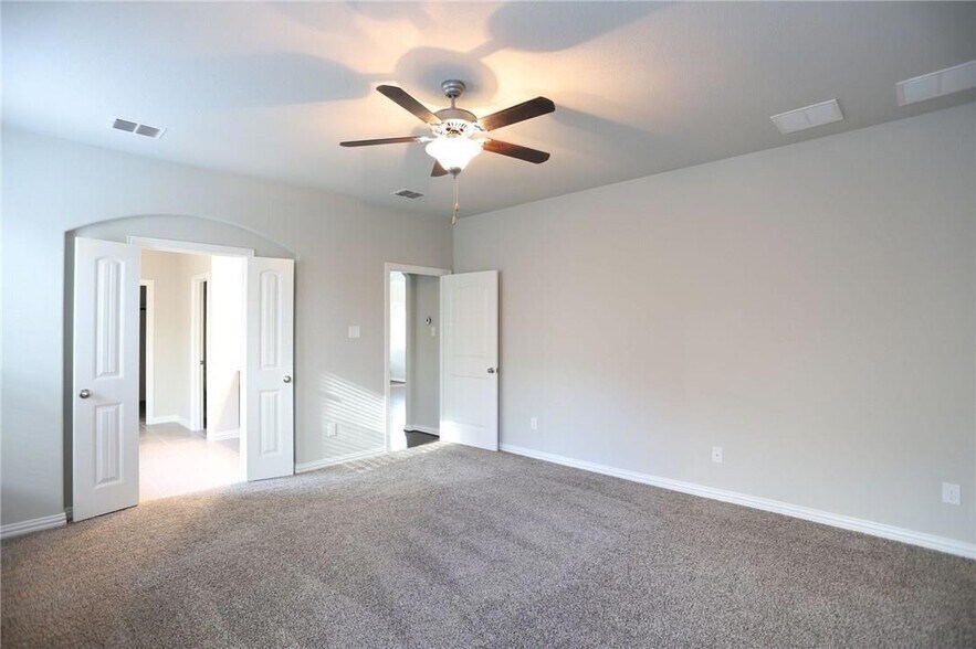 Building Photo - 15928 Holly Crk