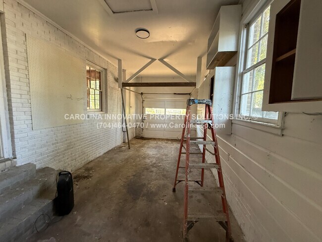 Building Photo - 1102 Ebenezer Ave Ext