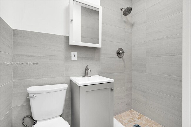 Building Photo - 13390 NE 6th Ave