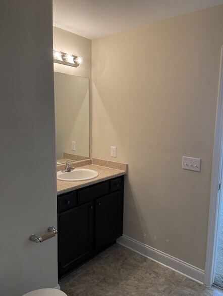 Guest bath opens to Guest Bedroom and loft area - 11330 White Bluff Rd