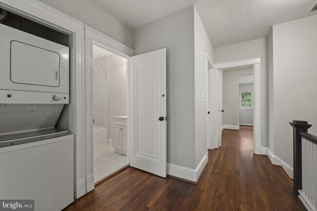 Building Photo - 3551 Hertford Pl NW