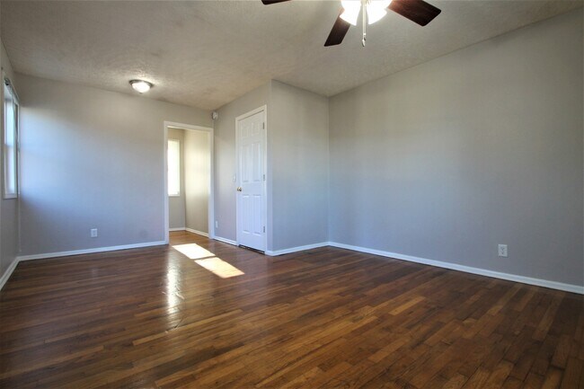 Building Photo - Gorgeous 3 bedroom / 1.5 Bath Home