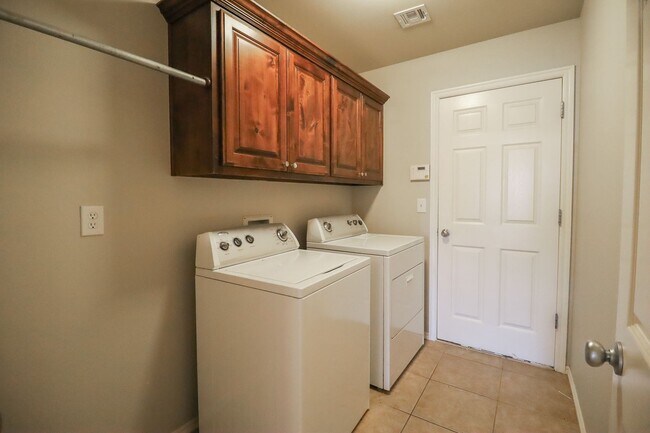 Building Photo - 3 bed | 2 bath in New Tulsa!