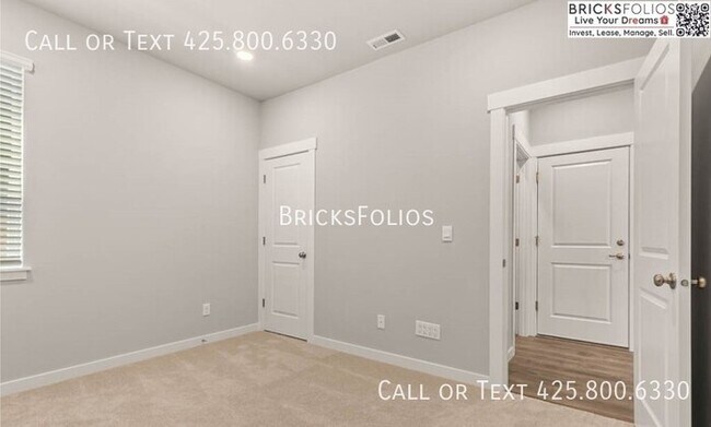 Building Photo - Inviting Home in Port Orchard with a Perfe...