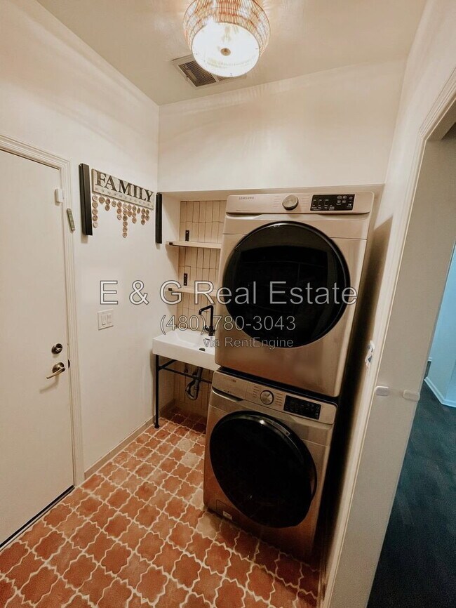 Building Photo - 8617 E Larkspur Dr