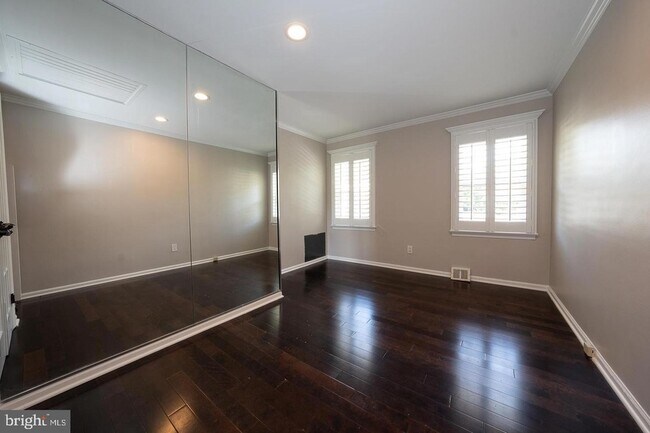Building Photo - 327 Strathmore Rd