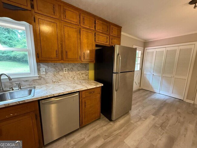 Building Photo - 3155 Oak Dr