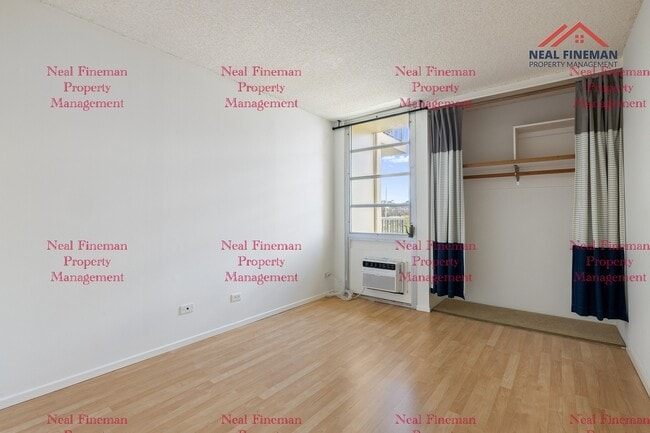 Building Photo - 2 Bed 2 Bath, One parking. Tenant pay all ...