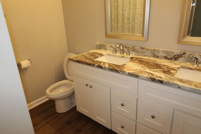 Building Photo - 3 Bedroom in Magnolia Gardens Available Now!