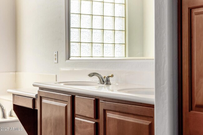 Building Photo - 3712 E Fruitvale Ave