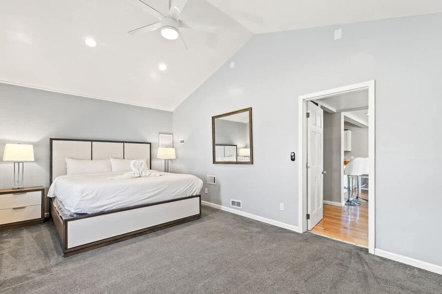 Building Photo - 5218 Beach Dr