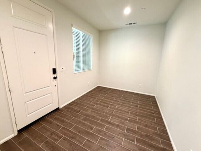 Building Photo - Luxury Townhome for Lease in Rancho Cucamonga