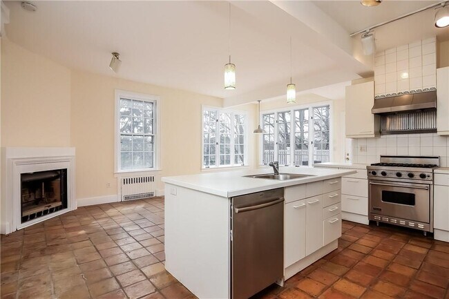 Building Photo - 50 Greenacres Ave