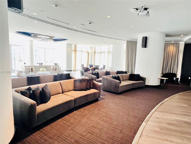 Building Photo - 851 NE 1st Ave