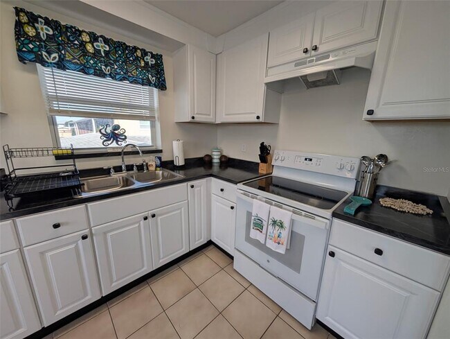 Building Photo - 402 Auburn Dr