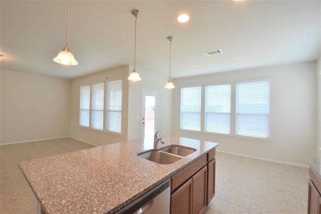 Building Photo - 13915 Osmarea Dr