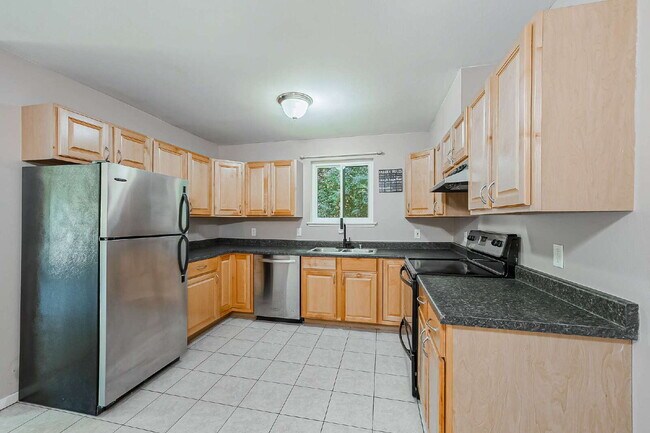 Building Photo - Super cute 2 bedroom, 1 3/4 bathrooms, Ful...