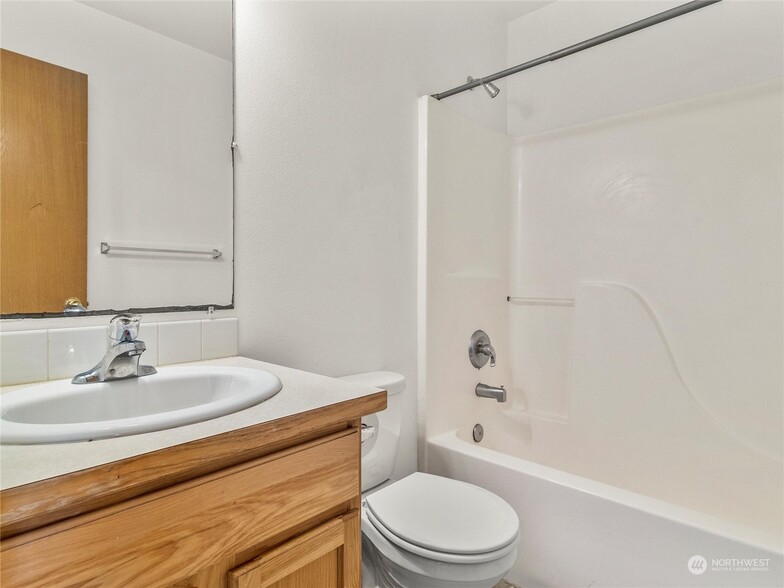 Master bathrom - 2411 Conger Ave NW