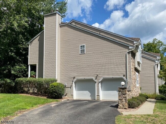 Building Photo - 8 Jaime Dr