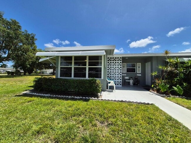 Building Photo - 910 South Dr