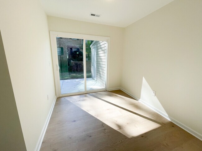 Building Photo - 1912 Devonwood Dr