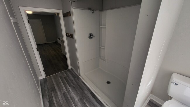 Building Photo - 336 W 6th St