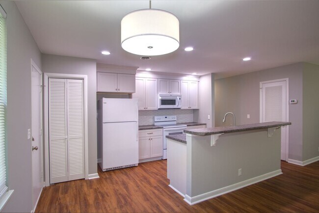 Building Photo - 3 Bedroom 1.5 Bath House w/Large Yard- Easy access to OHB and Nolensville Pk $2200