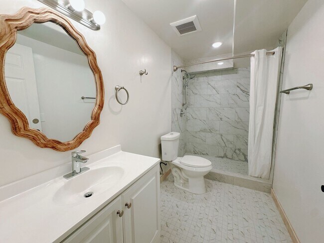 Building Photo - Adorable, Upgraded, 3 Bed/2 Bath duplex, F...