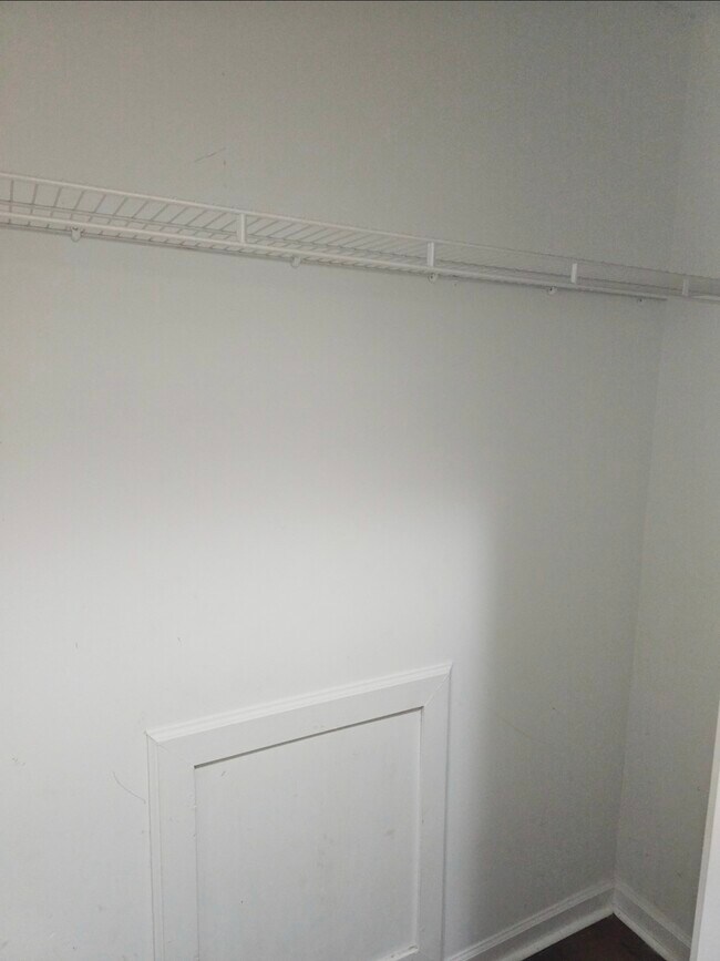 Building Photo - 670 Burtons Cove