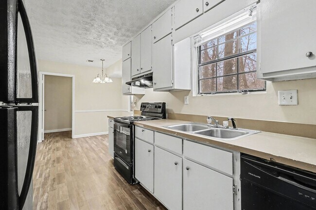 Building Photo - 3 Bedroom 2 Bathroom House