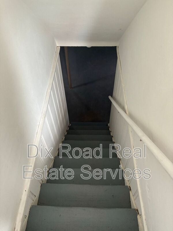 Building Photo - 3221 W Riverview Ave