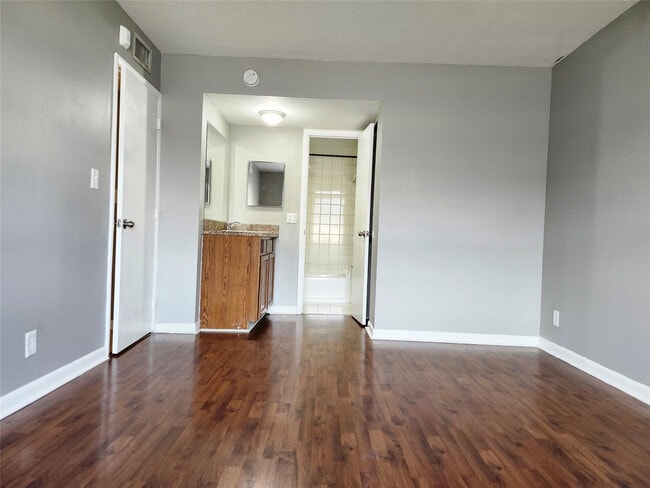 Building Photo - 475 St