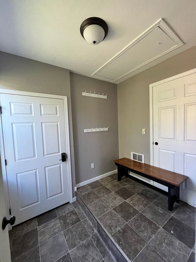 Building Photo - Bright 2 Bed / 2 Bath Basement Apartment with Garage Access – Driggs, ID
