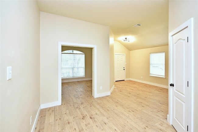 Building Photo - 7715 Butler Lakes Ct