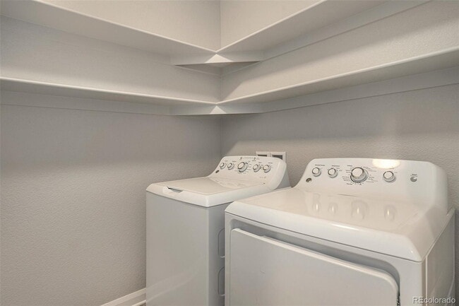 Building Photo - MOVE IN SPECIAL - $500 OFF 1st MONTHS' REN...