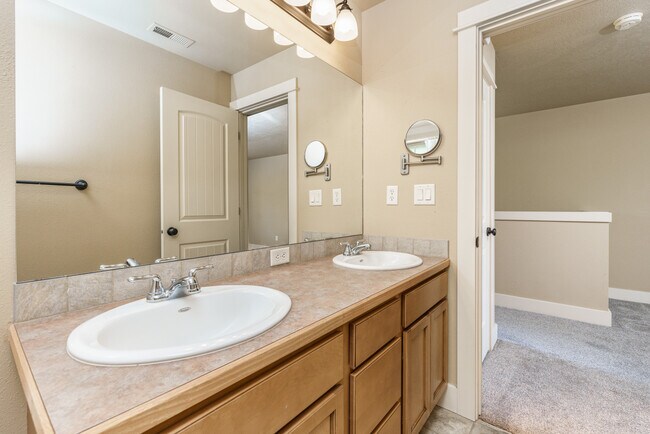 Building Photo - 994 E Winding Creek Dr