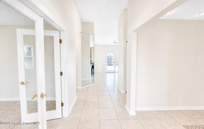 Building Photo - 270 Quail Dr