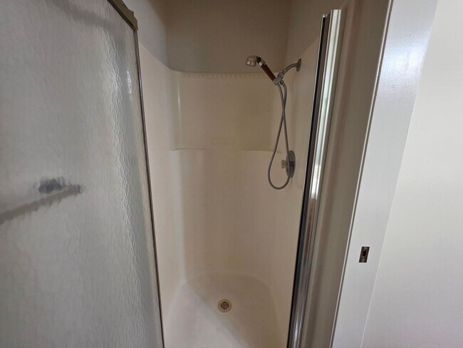 Building Photo - 3 bedroom condo w/2 car garage!