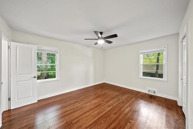Building Photo - 2038 S Akin Dr
