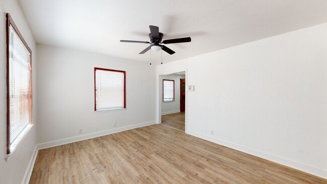 Building Photo - $995 + 2 WEEKS FREE RENT!!!!