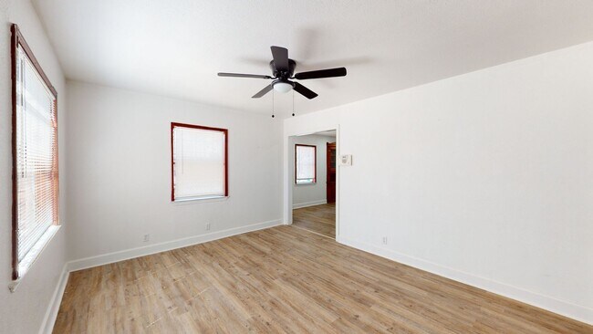 Building Photo - HUGE PRICE IMPROVEMENT $995!!!!