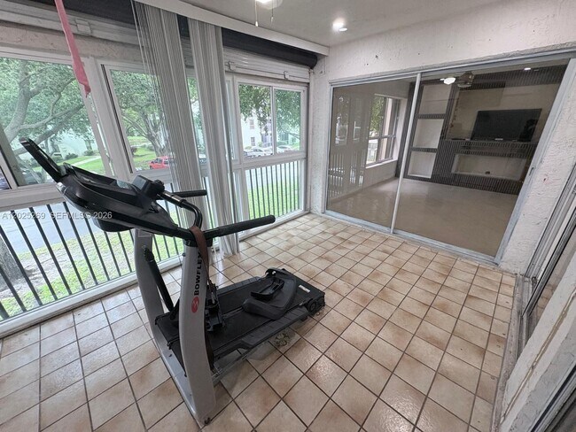 Building Photo - 3987 Carambola Cir N