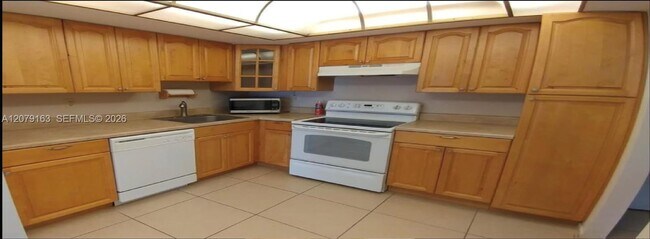 Building Photo - 18011 Biscayne Blvd